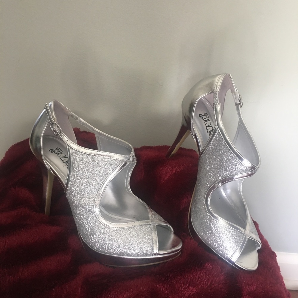 SILVER PUMPS